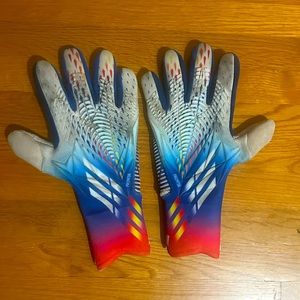 World Cup 2022 Authentic Goalkeeper Gloves. Size 9 men’s in fair condition.